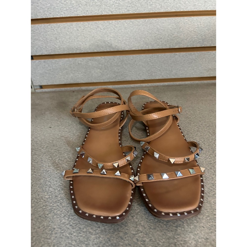 Madden Girl Tan Studded Gladiator Sandals Silver Pyramid Strappy Flat Size 7.5